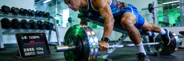 篮球运动员在力量房使用智能设备监测训练数据